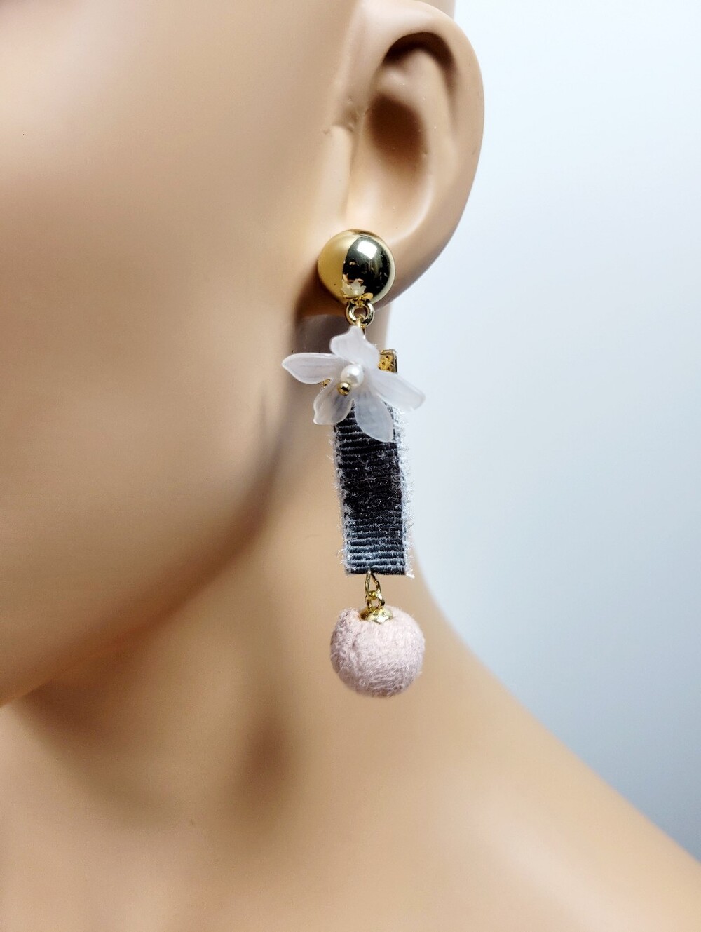 Brand New Gold Tone Pink Ball White Flower Dangle Earrings
